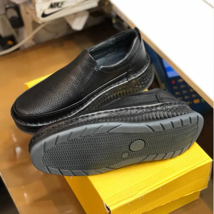 کفش چرم طبیعی مردانه طرح کلارک بی بند مشکی با کفی طبی و زیره پیو